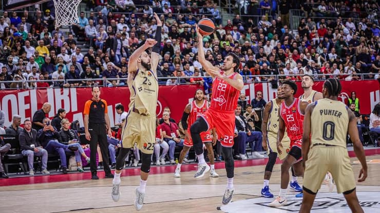 מיציץ' מול ברצלונה לרקע יציעים מלאים בסופיה (צילום: Yulian Todorov/Euroleague Basketball via Getty Images) ואסיליה מיציץ'