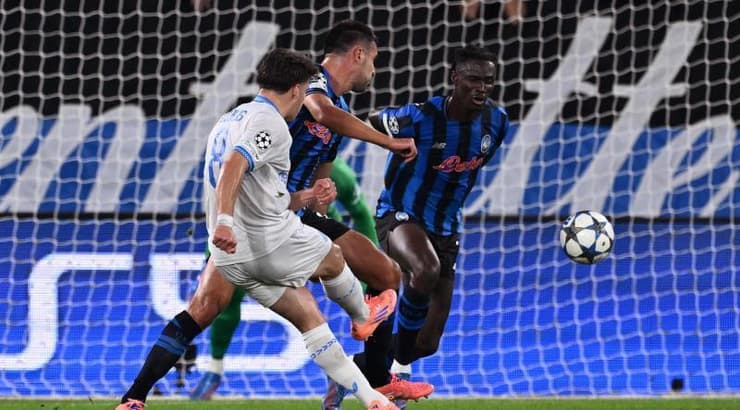 כריסטוס צוליס בועט