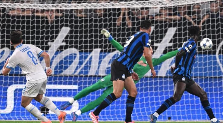 הכדור של כריסטוס צוליס בדרך לשער