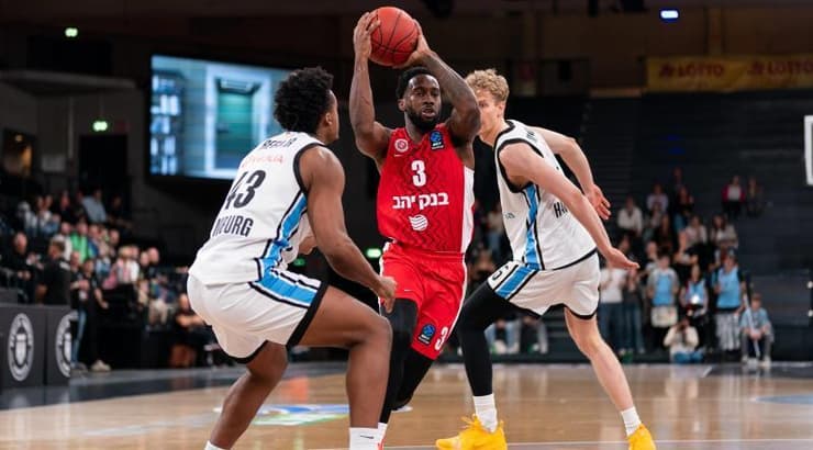 קאדין קרינגטון חודר לסל (IMAGO) קאדין קרינגטון חודר לסל