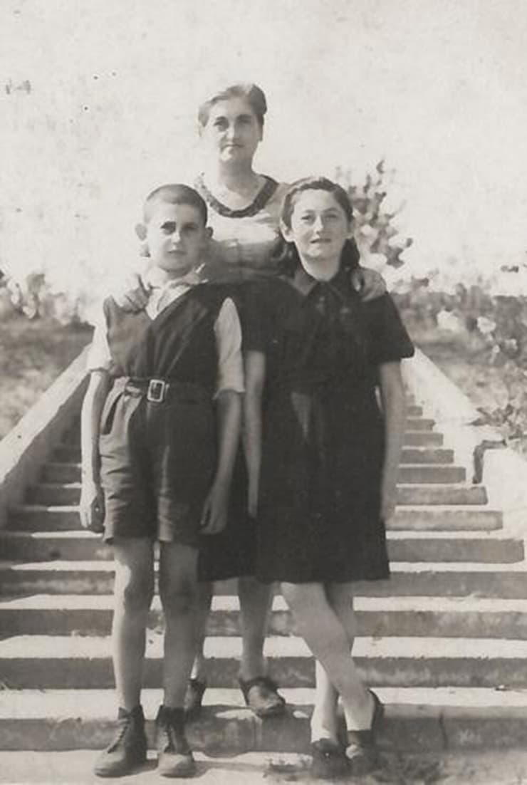 פרופ' מאיר וילצ'ק בילדותו, לצד אימו רחל ואחותו שרה, בתמונה שצולמה אחרי המלחמה