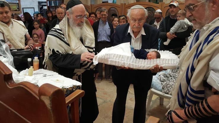 פרופ' מאיר וילצ'ק כסנדק בברית של אחד מניניו