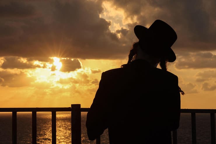 צילום: Jack GUEZ / AFP נתניה חרדים מ קריית צאנז תפילה תשליך חוף ים
