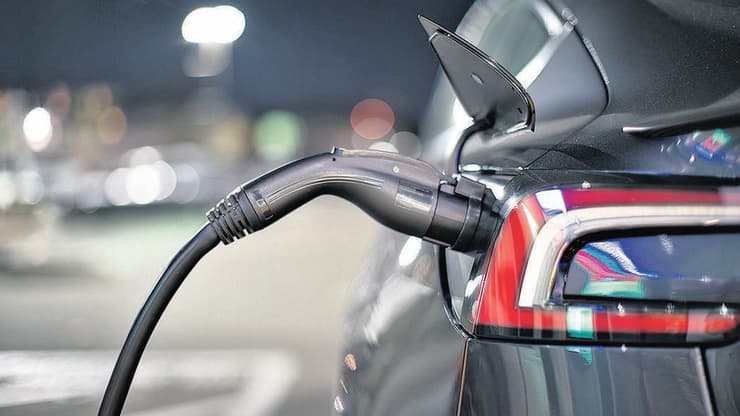 עמדת טעינה לרכב חשמלי (צילום: logoboom/Shutterstock) עמדת טעינה לרכב חשמלי