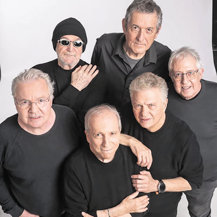 אלון אולארצ'יק עם להקת "כוורת" (צילום: איליה מלניקוב) אלון אולארצ'יק עם להקת "כוורת"