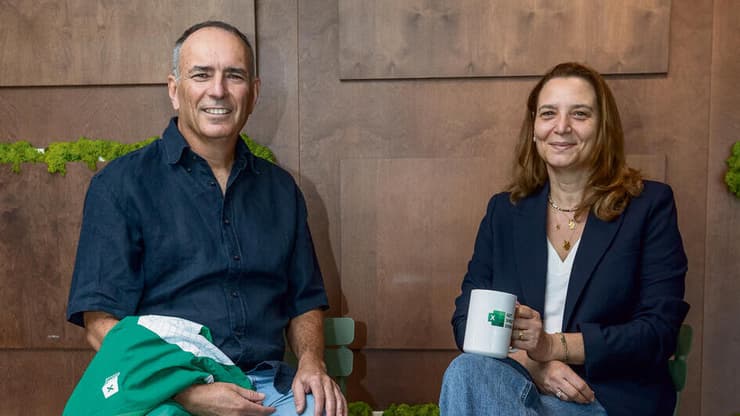 צרויה בר זכאי והלמן. "כשההורים שלי היו באים לשמור על הילדים, תמיד חיכה להם קובץ אקסל מודפס עם המשימות" | צילום: עידו ארז yk14529829