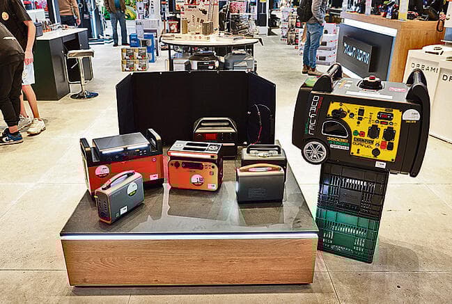 גנרטורים וציוד חירום. "הסיכוי שנחיה בעלטה אינו גבוה" | צילום: דנה קופל yk14533926