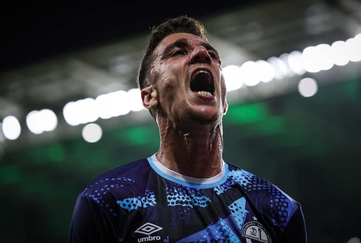 שם את המקרה של מהראן ראדי בכיס הקטן. ביטון (צילום: עוז מועלם ) דן ביטון חוגג את שער הניצחון של הפועל באר-שבע על מכבי חיפה