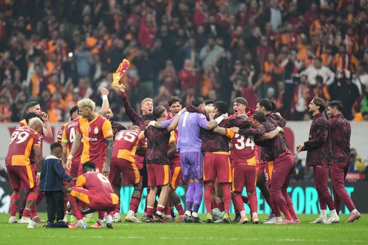 הטורקים חוגגים בסיום (צילום: AP Photo/Francisco Seco) גלאטסראיי - ליברפול