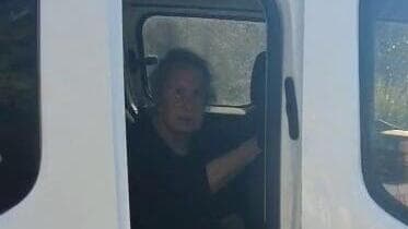 ניצב משנה בדימוס שולמית כורם מעוכבת ע"י השוטרים בהפגנה מול ביתו של השר עמיחי שיקלי