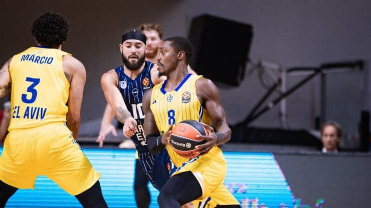 בקבוצה מקווים להקלה בפציעה. ווקר מול אנאדולו אפס (צילום: Credit: Filip Roganovic) אנדולו אפס ג'ון מכבי ת"א לוני ווקר