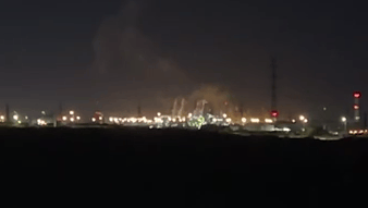 עשן מהשיגורים לאשדוד, אתמול (צילום: אורלי וקנין) עשן אשדוד רקטות עזה שיגורים שטח פתוח