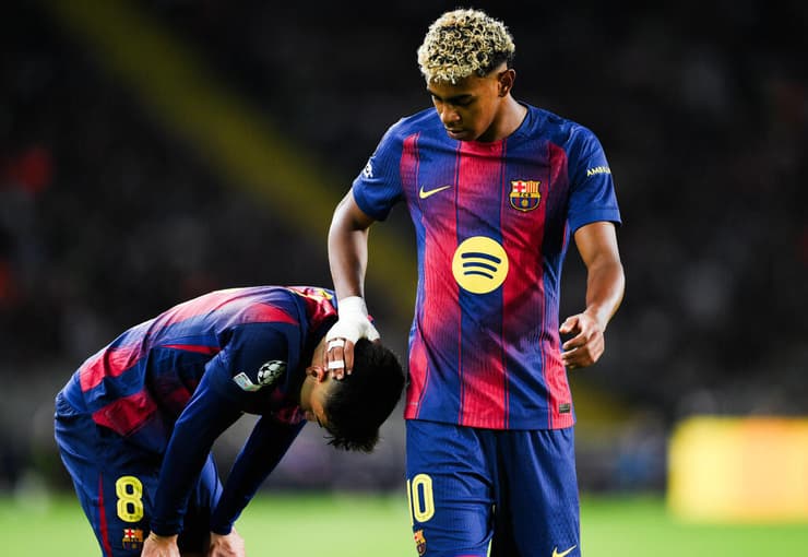 ימאל מנחם את פדרי (צילום: David Ramos/Getty Images) שחקני פ.ס.ז' חוגגים