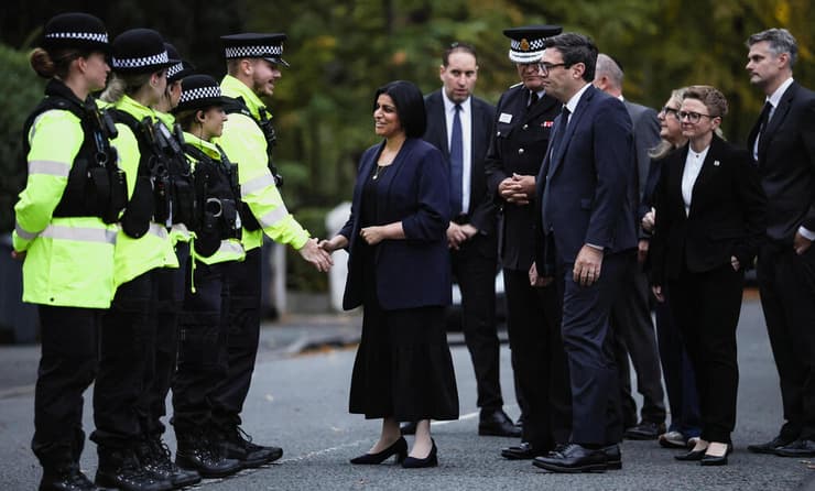 שרת הפנים של בריטניה שבאנה מחמוד ב זירת פיגוע בית כנסת מנצ'סטר בריטניה