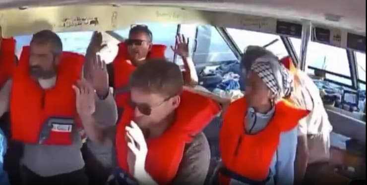 פעילי משט סומוד לפני הגעת כוחות צה"ל