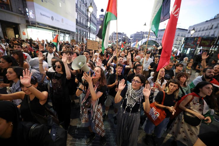 הפגנות פרו-פלסטיניות במדריד (צילום: רויטרס/REUTERS/Juan Medina) הפגנות פרו-פלסטיניות במדריד