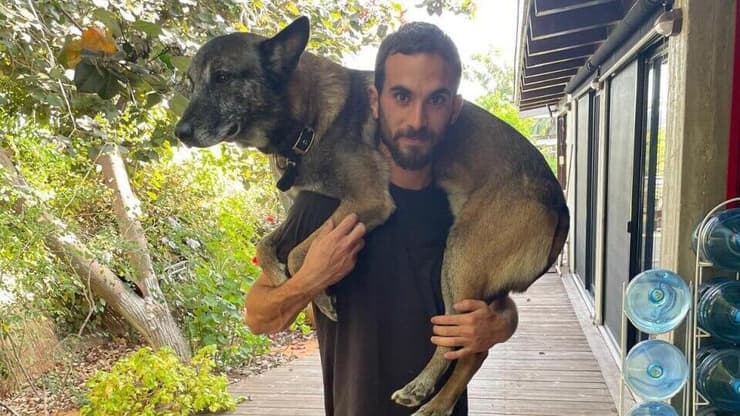 עדיין מחכה לו בבית. רום עם הכלב ליאו (מתוך אלבום משפחתי) סרן רום שלומי ז"ל