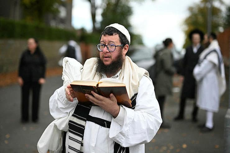 אנשי הקהילה היהודית במנצ'סטר, סמוך לזירת הפיגוע בבית הכנסת 