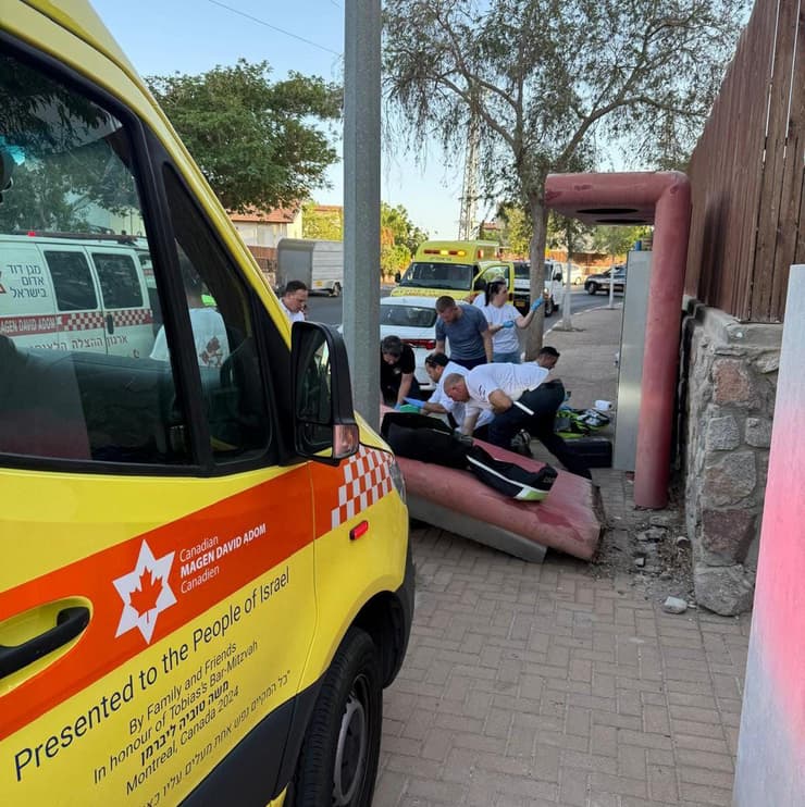 תיעוד מאילת: נער נפל מגובה רב