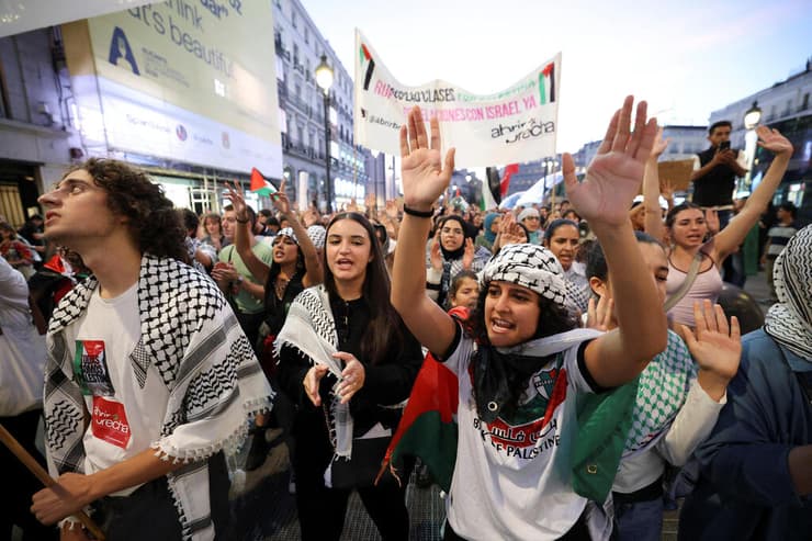 הפגנות פרו-פלסטיניות במדריד (צילום: רויטרס/REUTERS/Juan Medina) הפגנות פרו-פלסטיניות במדריד