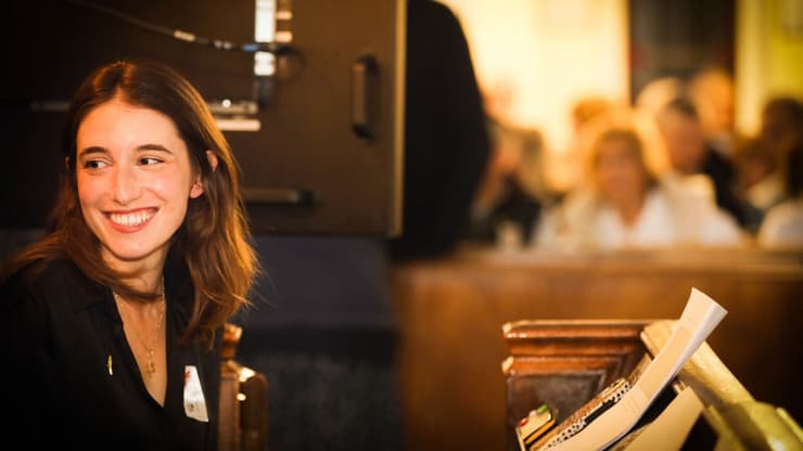 ניצן שלזינגר לפני שנה ב בית ה כנסת ב מנצ׳סטר