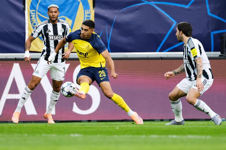 תבוסה קשה. חלאילי מול ניוקאסל (צילום: AP Photo/Geert Vanden Wijngaert) ענאן חלאילי נגד ניוקאסל