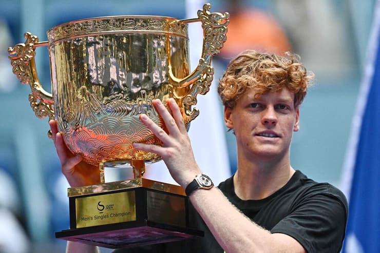 יאניק סינר עם גביע המאסטרס בבייג'ינג