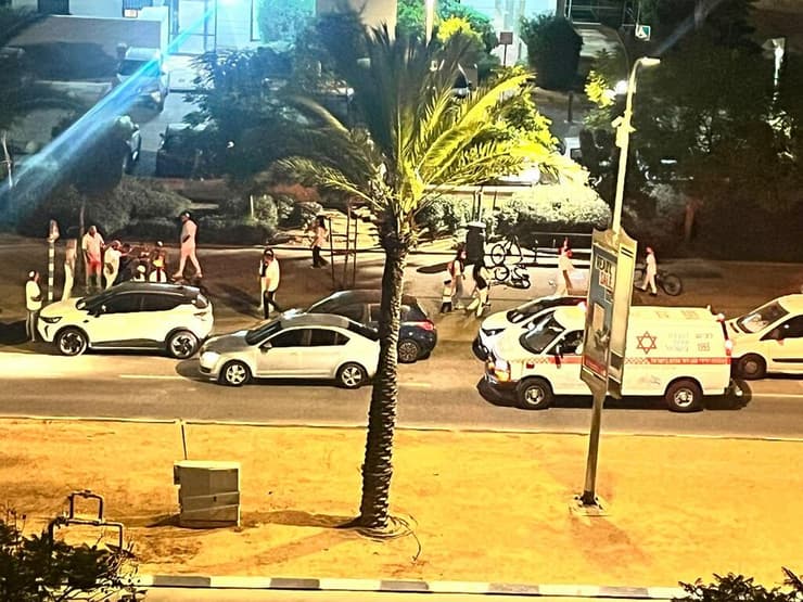 הכוחות באזור נפילת הרקעה (צילום: גדי קבלו) תיעוד מזירה נפילת רקטה באשדוד