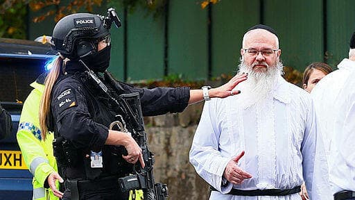 הרב שחסם את כניסת המחבל לבית הכנסת (צילום: Paul Currie / AFP) הרב דניאל ווקר, שחסם את דלת בית הכנסת בפיגוע במנצ'סטר