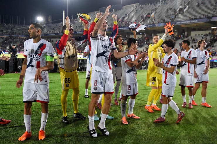 שחקני פ.ס.ז' חוגגים