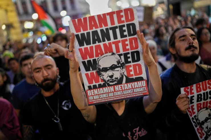 הפגנות פרו-פלסטיניות במדריד (צילום: AP Photo/Bernat Armangue) הפגנות פרו-פלסטיניות במדריד