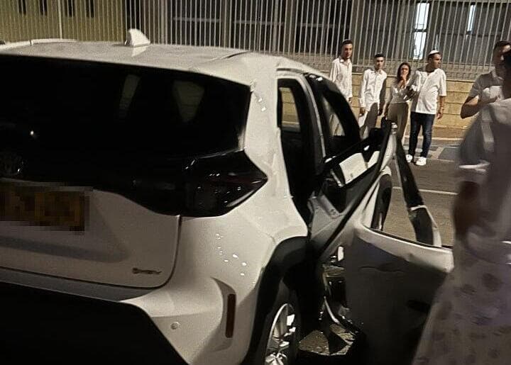 הרסיס שפגע ברכב באשדוד (צילום: עינת גרציאנו) רסיס פגע ברכב באשדוד, ירי רקטות העזה