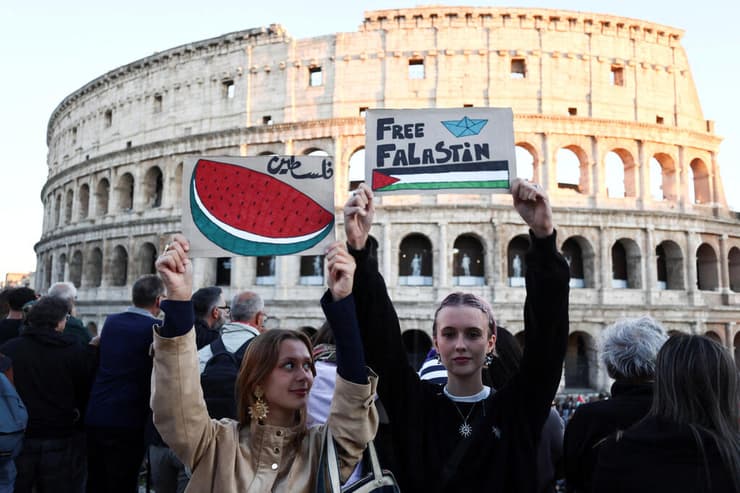 הפגנה פרו-פלסטינית ברומא. ברקע: הקולוסיאום (צילום: רויטרס/REUTERS/Vincenzo Livieri) הפגנות פרו-פלסטיניות ברומא