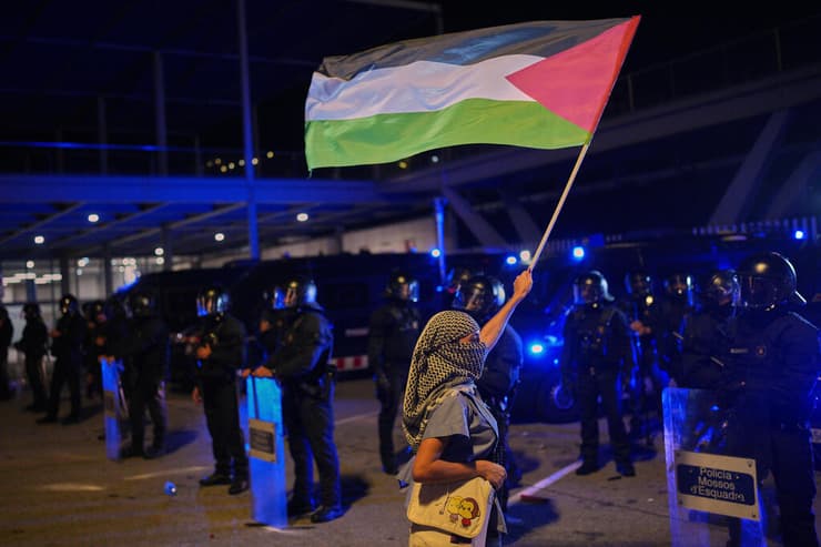 הפגנות פרו-פלסטיניות ברצלונה (צילום: AP Photo/Emilio Morenatti) הפגנות פרו-פלסטיניות ברצלונה