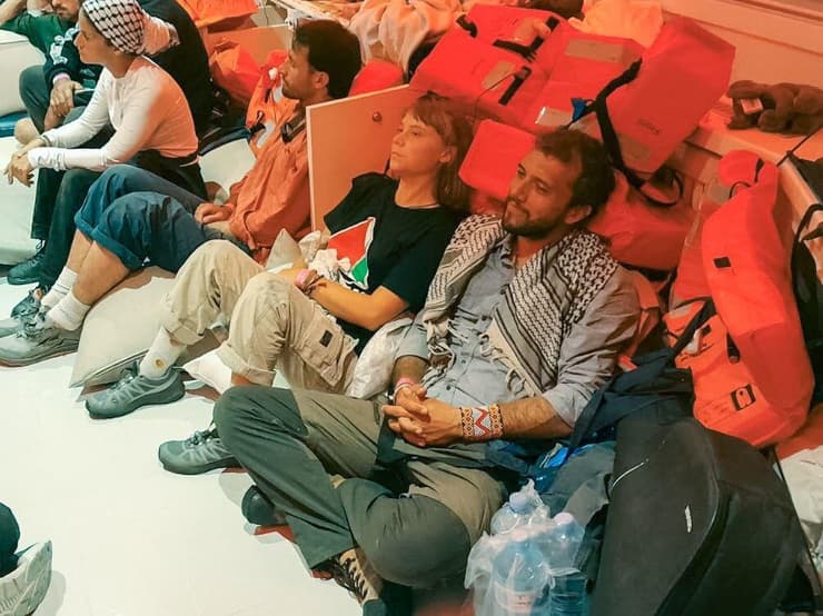 גרטה טונברג וחבריה למשט
(צילום: משרד החוץ) גרטה טונברג בדרך לישראל