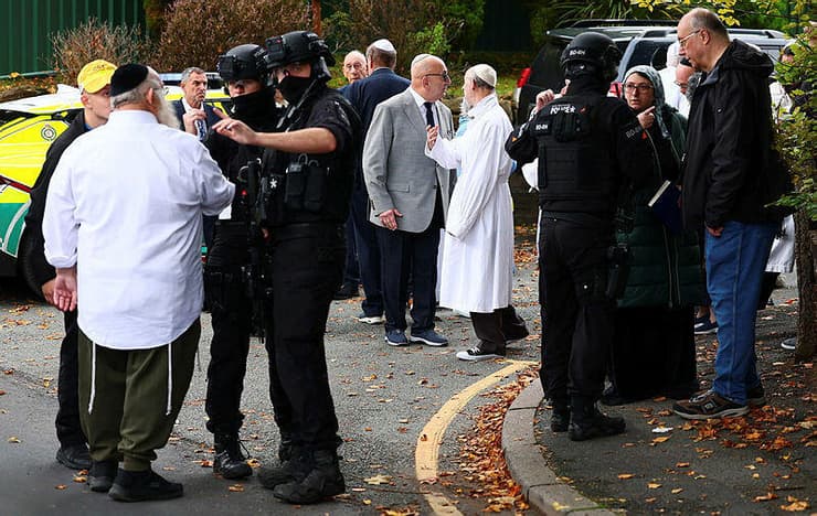 אנשי הקהילה היהודית במנצ'סטר, סמוך לזירת הפיגוע בבית הכנסת 