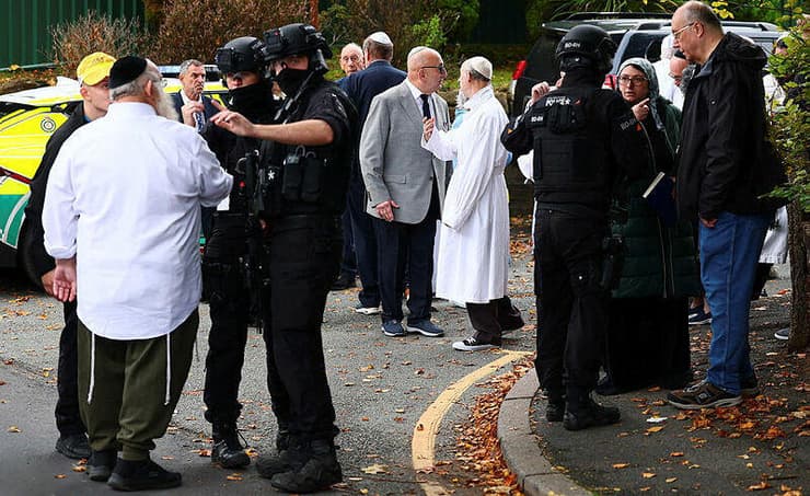 אנשי הקהילה היהודית במנצ'סטר, סמוך לזירת הפיגוע בבית הכנסת 