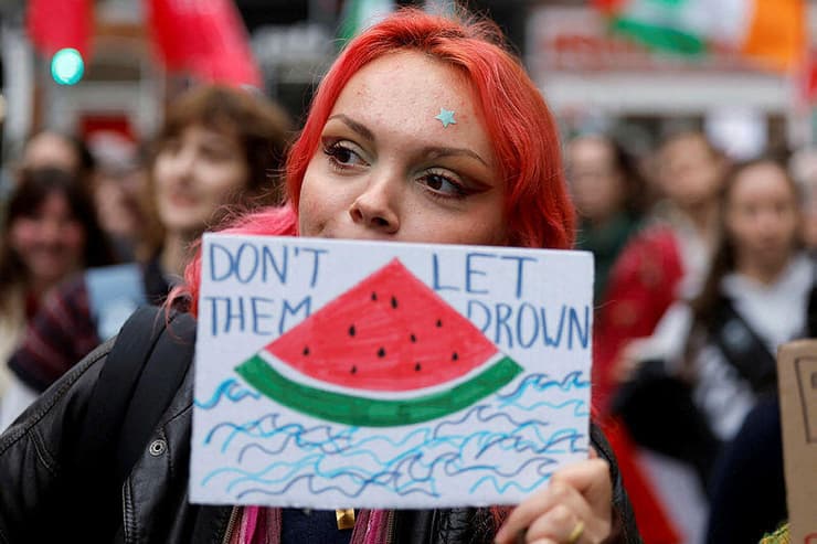 המחאה בדבלין שבאירלנד (צילום: REUTERS/Clodagh Kilcoyne) הפגנות פרו-פלסטיניות בדבלין, אירלנד
