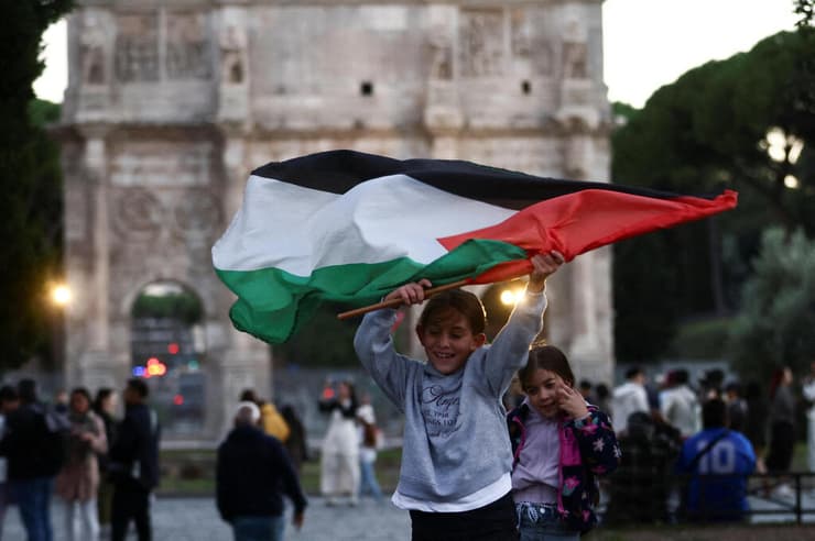 ילדים מפגינים בבירה האיטלקית (צילום: רויטרס/REUTERS/Vincenzo Livieri) הפגנות פרו-פלסטיניות ברומא