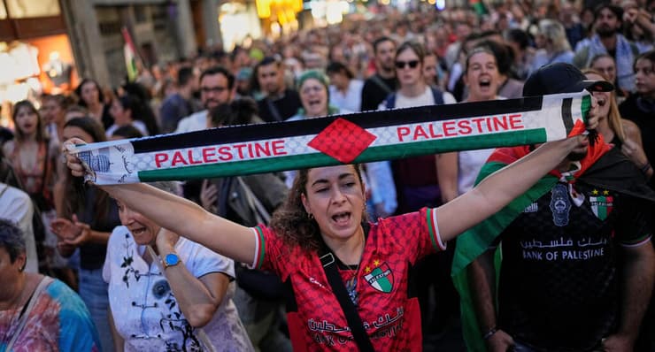 מפגינים במדריד בעקבות ההשתלטות על המשט