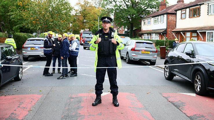 זירת הפיגוע במנצ'סטר, דקירה ודריסה ליד בית כנסת