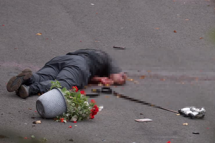 גופת מחבל מחוץ ל בית כנסת מנצ'סטר בריטניה אחרי שחוסל פיגוע יום כיפור