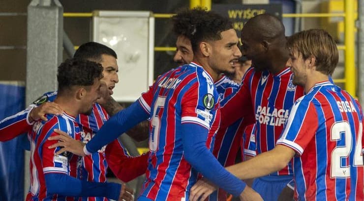 שחקני קריסטל פאלאס חוגגים (IMAGO) שחקני קריסטל פאלאס חוגגים