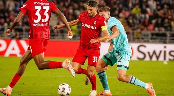 אמיל הולם מנסה לעצור את וינצ'נזו גריפו (IMAGO) אמיל הולם מנסה לעצור את וינצ'נזו גריפו