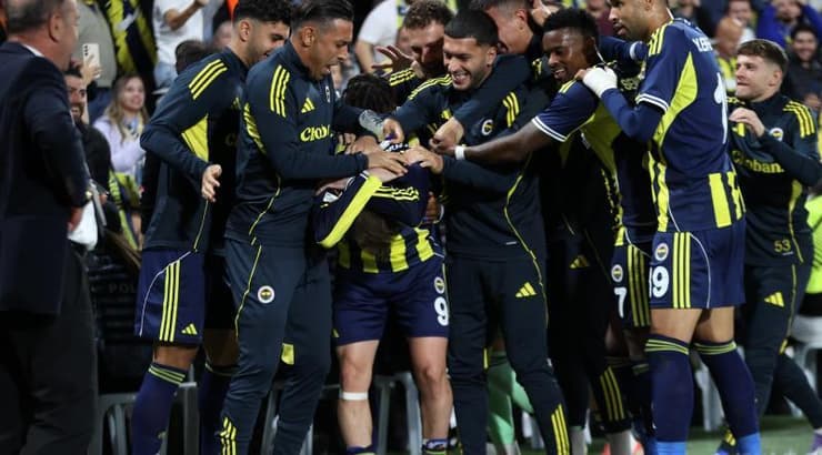 שחקני פנרבחצ'ה חוגגים עם קרם אטרוקוגלו (IMAGO) שחקני פנרבחצ'ה חוגגים עם קרם אטרוקוגלו