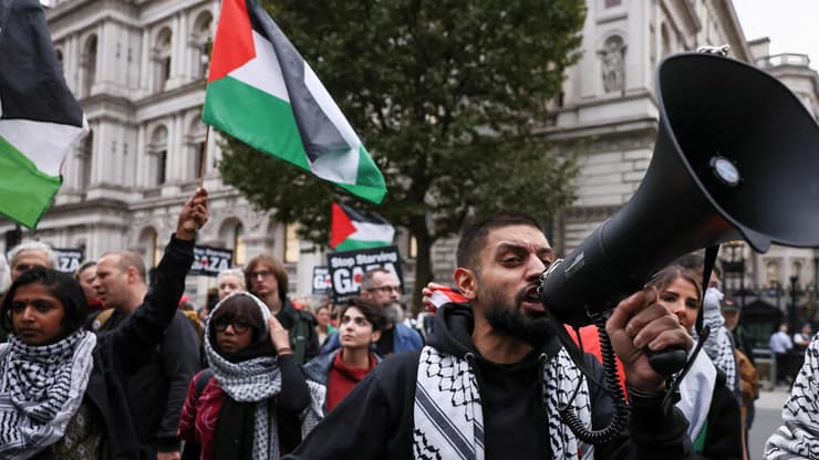 לונדון בריטניה הפגנה אנטי-ישראלית נגד ישראל פרו-פלסטינית פרו-פלסטינים בעקבות מעצר פעילי משט ל עזה