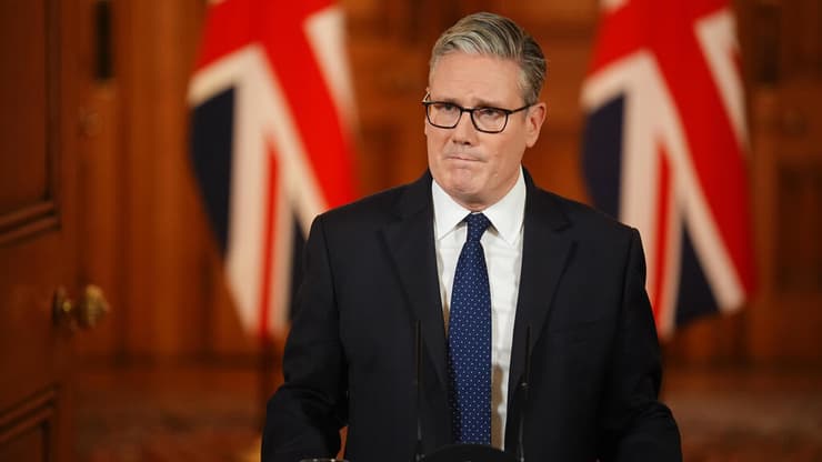 ראש ממשלת בריטניה קיר סטרמר (צילום: James Manning, Pool Photo via AP) ראש ממשלת בריטניה קיר סטרמר בהצהרה על פיגוע בית כנסת מנצ'סטר יום כיפור