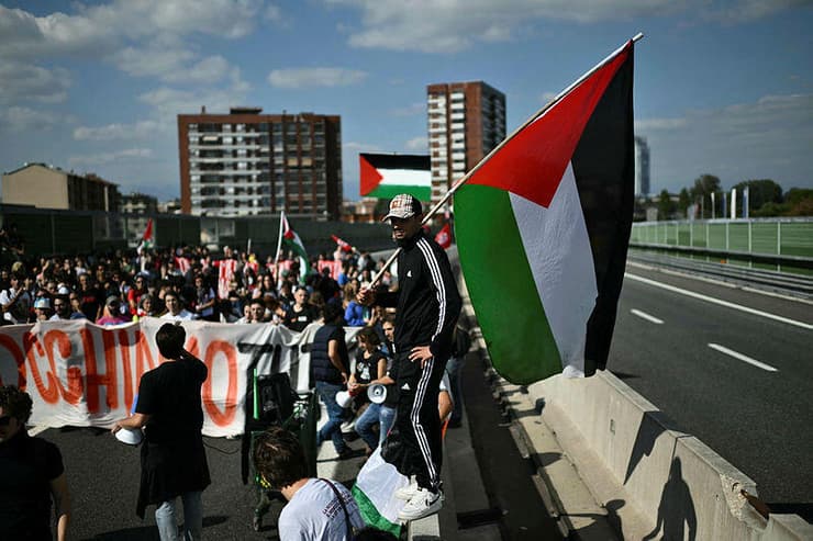 מחאה בטורינו. באיטליה קוראים לשביתה כללית (צילום: Marco BERTORELLO / AFP) הפגנות פרו-פלסטיניות בטורינו, איטליה