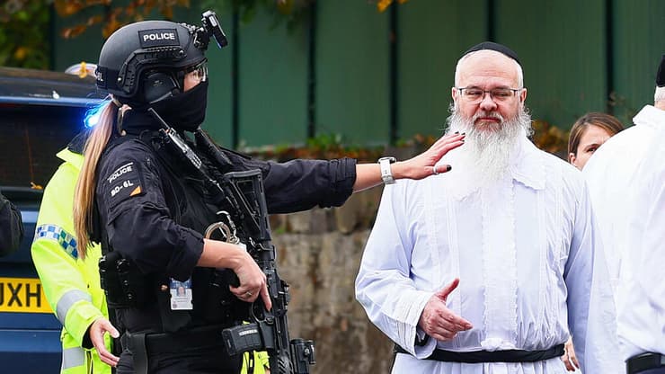 הרב דניאל ווקר ראש בית הכנסת היטון פארק ב מנצ'סטר בריטניה אחרי פיגוע ב יום כיפור