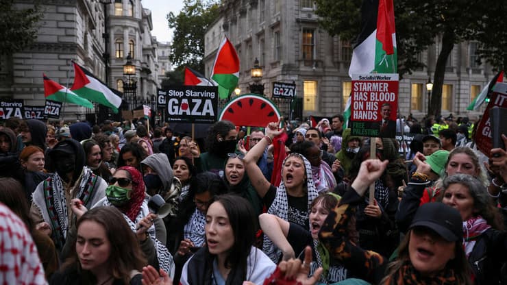 לונדון בריטניה הפגנה אנטי-ישראלית נגד ישראל פרו-פלסטינית פרו-פלסטינים בעקבות מעצר פעילי משט ל עזה